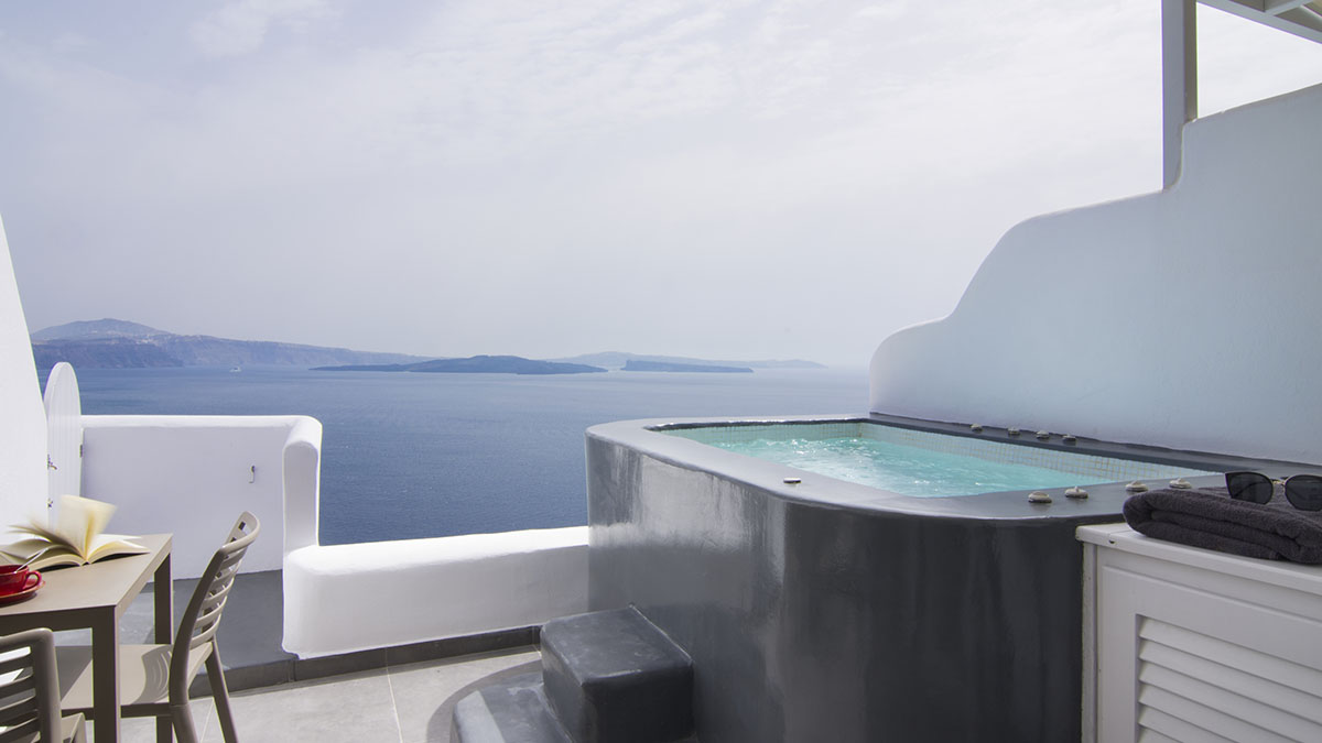 Absolute Suite with Private Hot Tub & Caldera View